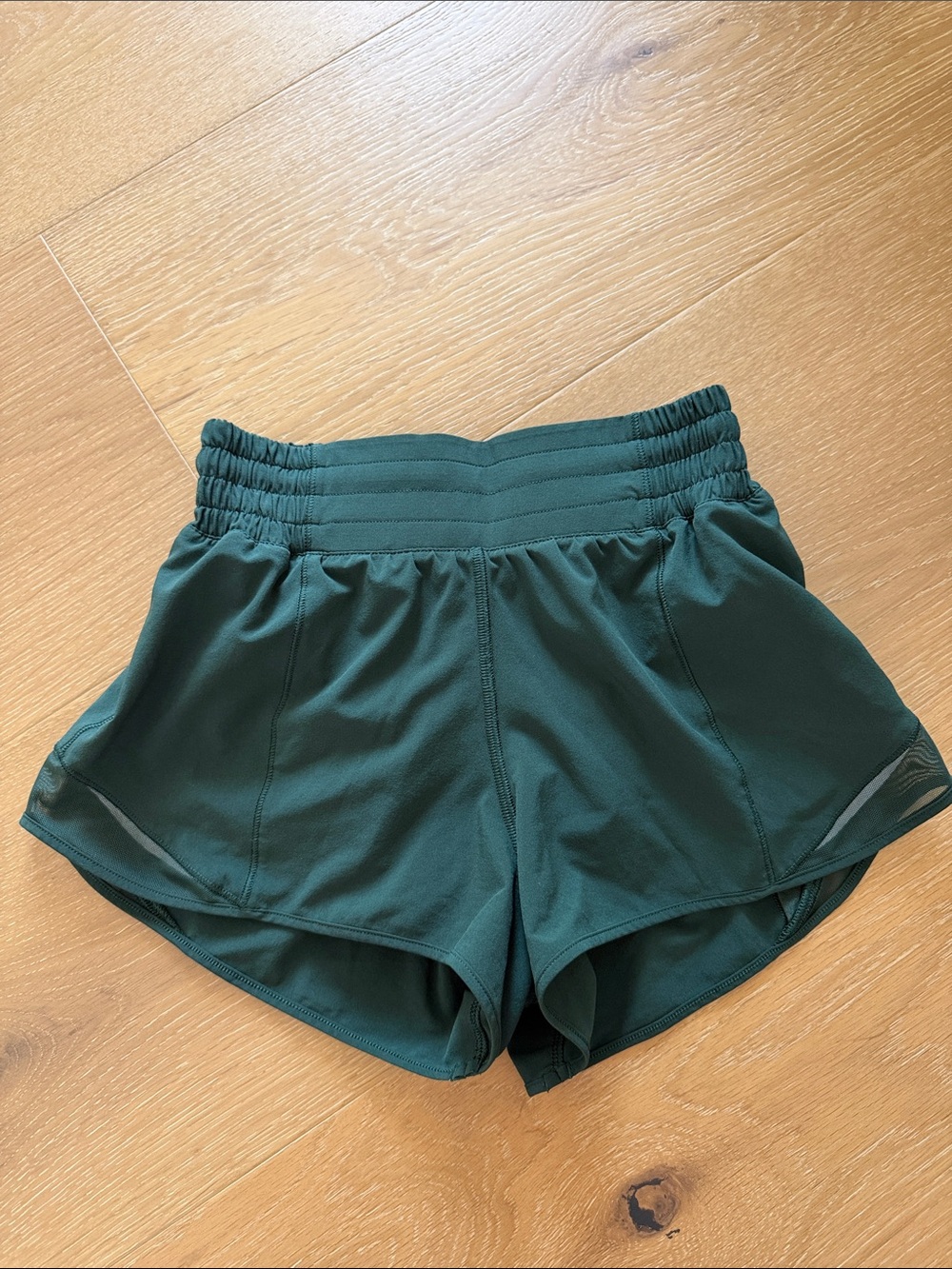 lululemon athletica Hotty Hot shorts size 2 high rise 2.5” inseam green - Picture 2 of 4